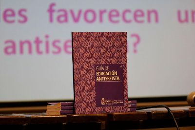 "La guía no se restringe solamente al espacio universitario de las Ciencias Sociales, sino que busca ser un aporte y difundirse también a otras disciplinas y espacios de formación", afirmó Carolina Franch, directora de Género de la Facultad de Ciencias Sociales de la U. de Chile.