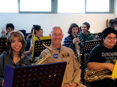 La Big Band del liceo presentó varios temas que le recordaron el pasado de trompetista al científico.