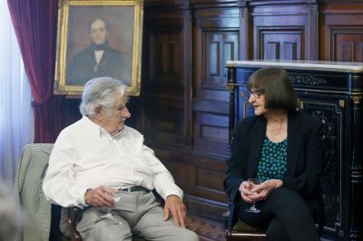 José Mujica fue recibido por la Rectora Devés y otras autoridades universitarias y de gobierno.
