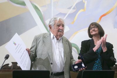 José Mujica recibió la Medalla Rectoral de la U. de Chile, de manos de la Rectora Rosa Devés.