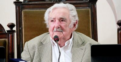 "No hay cosa más importante que la vida de las universidades, pensadas hacia el futuro, pero acá se da la batalla por la inteligencia”, dijo Mujica.