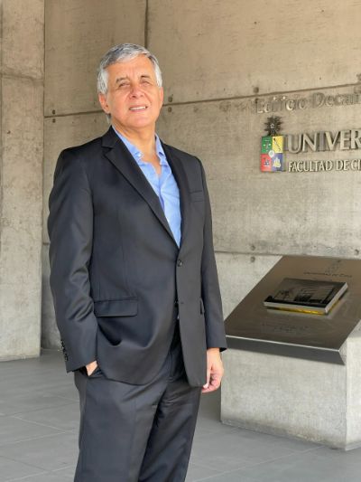 Sergio Lavandero es académico de la Universidad de Chile y actual director del Centro Avanzado de Enfermedades Crónicas ACCDiS, es un referente en Latinoamérica y en Chile por su investigación sobre el corazón y mitocondrias cardíacas durante los últimos diez años.