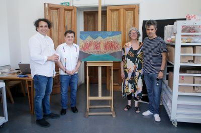 Daniel Cruz, Roberto Guerra, Pilar Barba y Ángel Parra junto a una de las pinturas que forman parte del acervo revisado en la jornada.