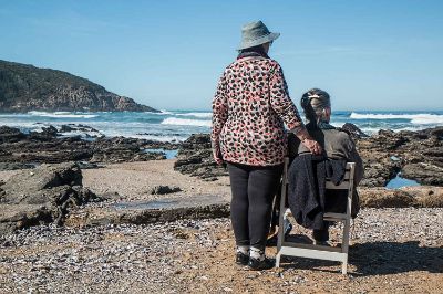 mujeres mayores en una playa tomando sol