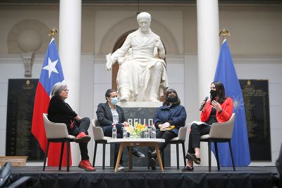 Diamela Eltit junto a Laura Albornoz, Carolina González y Jennifer Abate, en el panel sobre el legado de Elena Caffarena.