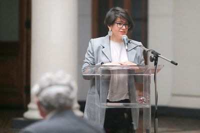 La Ministra de las Culturas, las Artes y el Patrimonio, Julieta Brodsky, quien en este contexto anunció la declaratoria como Monumento Nacional de la casa de la abogada en Providencia.