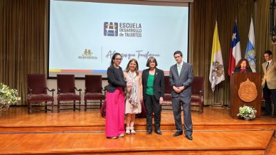 En la ceremonia recibieron el reconocimiento la Rectora de la Universidad de Chile, Rosa Devés, y la directora ejecutiva de la EDT, Gladys Ahumada.