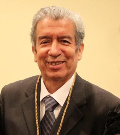 El galardonado en la mención “Ciencia y Tecnología”, Manuel Oyarzún Gómez, es profesor titular del Instituto de Ciencias Biomédicas de la Facultad de Medicina y especialista en enfermedades respiratorias.