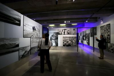 Los negativos de la exposición fotográfica "Rostro de Chile" fueron declarados Monumento Nacional, en reconocimiento a esta pieza del patrimonio resguardado por la U. de Chile.