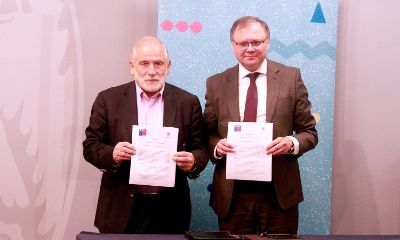 El documento fue firmado por el ministro de Vivienda y Urbanismo, Carlos Montes, y el Rector de la U. de Valparaíso y Presidente del CUECH, Osvaldo Corrales.