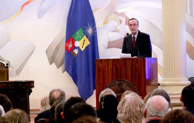 Un momento importante de la ceremonia fue el discurso del ex Rector Víctor Pérez, quien destacó la "brillante, comprometida y dedicada trayectoria" de Carlos Castro.