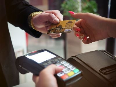 Persona pagando con tarjeta de credito