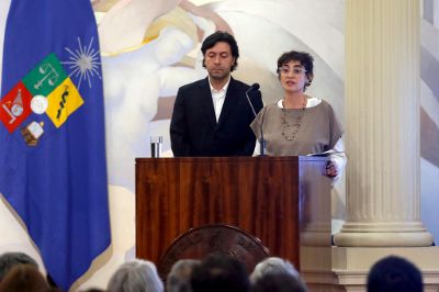 El vicedecano Luis Montes y la directora académica de Artes, Constanza Acuña, fueron los encargados de presentar la trayectoria de la profesora