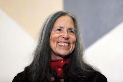 En abril de 2022, Vicuña se convirtió en la primera artista latinoamericana en recibir el premio León de Oro a la Trayectoria de la Bienal de Venecia.