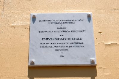 El Instituto de Conmemoración Histórica ha entregado más de 500 placas conmemorativas en lugares de interés histórico tanto dentro como fuera de Chile.