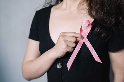 Patricia Arancibia, radióloga del Hospital Clínico de la Universidad de Chile, explica que  “el mejor examen para detectar el cáncer de mama en una etapa precoz es la mamografía, ya que permite encontrar cánceres pequeños, antes de que estos sean palpables".