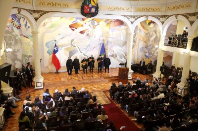 Al finalizar el encuentro, el conjunto musical Quilapayún ofreció algunas canciones al ex mandatario y a los presentes. 