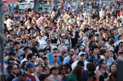 Cerca de 40 mil personas en total participaron en los conciertos que se realizaron en el Parque Juan Pablo II en Bajos de Mena, Puente Alto; Plaza Argentina en Estación Central; Templo Votivo de Maipú y Plaza Italia en Providencia. 