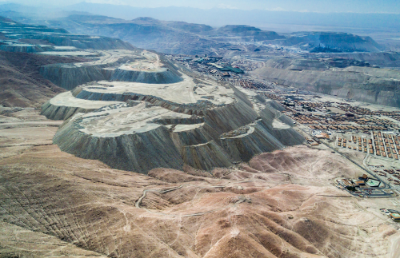 La transición energética a fuentes más limpias requiere de una gran cantidad de recursos minerales, donde Chile cuenta con un rol importante como productor de litio, hierro, cobre, entre otros.