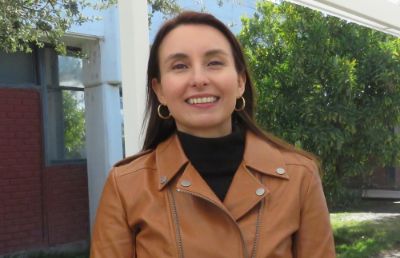 Lisette Lapierre, académica FAVET y líder del proyecto "Vacuna oral subunitaria contra Salmonella Infantis, S.Enteritidis y S. Typhimurium para pollitos de engorda: Innovación en la funcionalización de las partículas Carrier para mejoramiento de la inmunidad mucosal y sistémica".