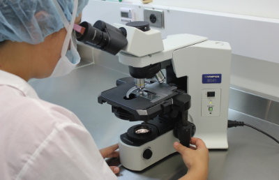 Esta iniciativa busca consolidar el área de microscopía electrónica en FCQF a través de la actualización y configuración para criomicroscopía electrónica, mediante la adquisición de un sistema para realizar observación y preparación criogénica de muestras.