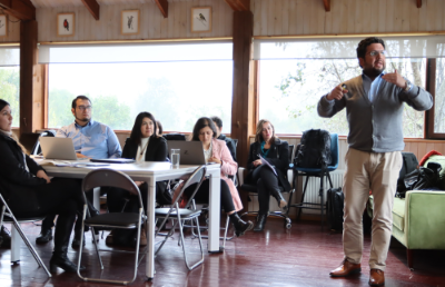 Este evento tuvo lugar en un espacio colaborativo (Nube CoWork) de la localidad de Punucapa a los alrededores de Valdivia, organizado por la Universidad Austral de Chile y reunió a representantes de diversas instituciones educacionales con el propósito de compartir experiencias y buenas prácticas. 