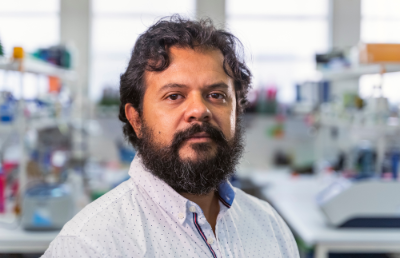 Fernando Valiente, académico del laboratorio de Virología Molecular y Celular del Instituto de Ciencias Biomédicas de la Facultad de Medicina.