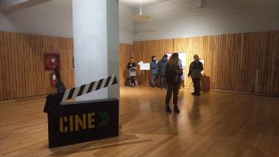 Imagen de un salón del Centro Arte Alameda, en él se aprecia un cartel en forma de claqueta con letras que dicen: cine. 