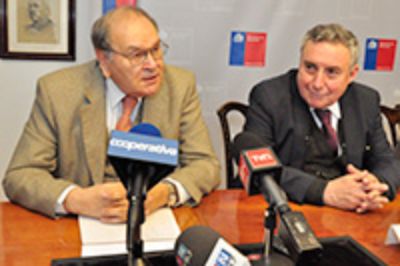 El Rector de la Universidad de Chile junto al Premio Nacional de Historia 2012, Jorge Pinto. 