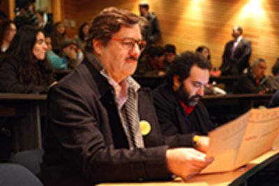 Diputado Ramón Farias revisando "Manifiesto" de Nicanor Parra, distribuido por la Vicerrectoría de Extensión y Comunicaciones de la U. de Chile.  