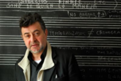 El Profesor Eduardo Cáceres, del Departamento de Música, Facultad de Artes