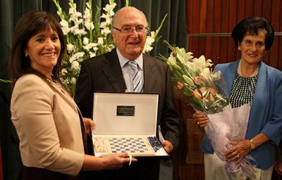 El doctor Mönckeberg junto a su señora y la actual directora del INTA, Verónica Cornejo.