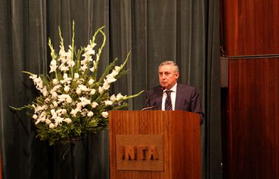 El Rector Ennio Vivaldi, que planteó que el doctor Mönckeberg y su trabajo encarnan los valores de la Universidad de Chile.