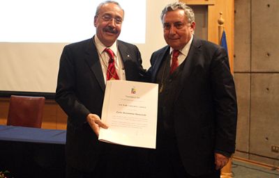 El Rector Ennio Vivaldi le hizo entrega de la distinción Doctor Honoris Causa al profesor Carlos Bustamante.