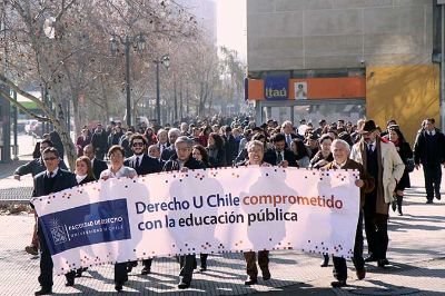 Tras la actividad la comunidad de la Facultad de Derecho se dirigió a la Casa Central para participar de la inauguración del proceso de discusión triestamental de la reforma a la educación superior.