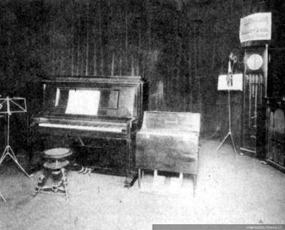 Estudio de Radio Chilena, primera estación creada en el país, el 26 de marzo de 1923.