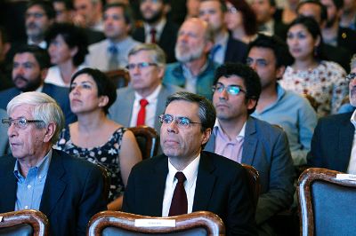 184 fueron los académicos distinguidos en esta ceremonia que se realiza por primera vez en el marco de la U. de Chile. 