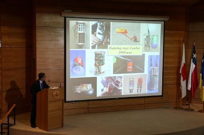 El profesor Nakasuka presentó distintos tipos de satélites desarrollados en la Universidad de Tokio.