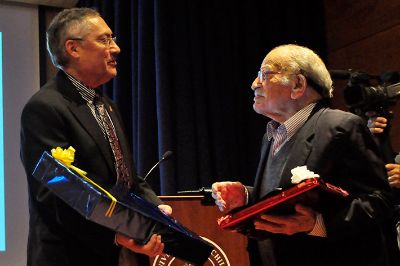 En el marco del aniversario N° 50 de la Facultad de Ciencias de la U. de Chile, el profesor Mario Luxoro fue homenajeado como uno de sus fundadores.
