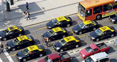 El académico sugiere sacar a los taxis de las vías exclusivas,  cuando haya un efecto claro en la calidad de servicio de Transantiago.