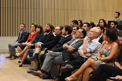Autoridades de la Universidad de Chile y representantes de la Asociación Chilena de Seguridad ACHS, presentes en la ceremonia de reconocimiento que se realizó en el auditorio Enrique d'Etigny 