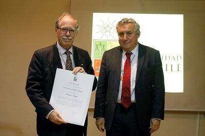 En una ceremonia realizada en la Facultad de Ciencias, el Premio Nobel de Física recibió la distinción Doctor Honoris Causa de manos del Rector Vivaldi.