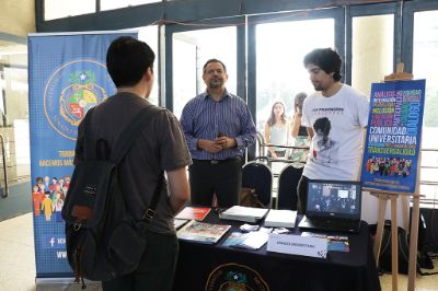 Los Senadores Universitarios Prof. Eric Palma y Víctor Neira participaron en el stand de la Feria de Organizaciones Sociales del Centro de Estudiantes de Derecho.