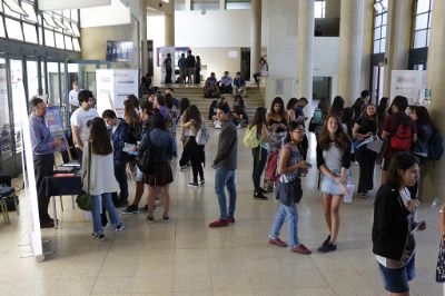 Los y las estudiantes se acercaron al stand del Senado Universitario en la Feria de Organizaciones Sociales de la Facultad de Derecho para realizar preguntas.