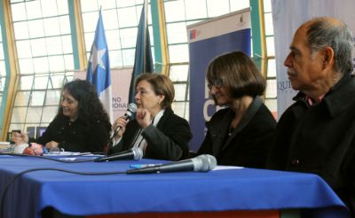 La directoria de la OEI Maribel Mora, María Angélica Ramos, directora del liceo, y los vicerrectores Rosa Devés y Juan Cortés en el conversatorio inicial.