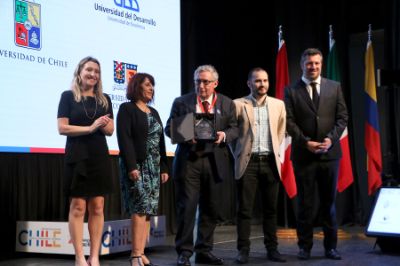 El Premio de Transferencia Tecnológica 2018 fue recibido por el Rector de la Universidad de Chile, Ennio Vivaldi, junto a parte del equipo de la Vicerrectoría de Investigación y Desarrollo (VID).