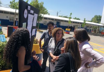 Nataly Villa, de tercero medio, presentando los proyectos. 