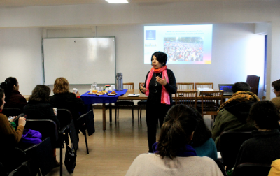 Margarita Bustos, coordinadora del Área de Diversidad Sexual y de Género presidiendo la sesión.