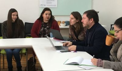 Fabián Retamanl junto a estudiante y apoderado del Liceo Ciudad de Brasilia, establecimiento acompañado por el PACE UCH