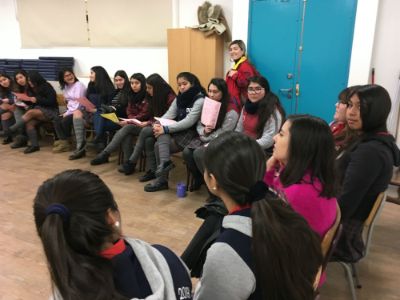 Nicole Fuenzalida, arqueóloga de la Corporación Memoria Borgoño en conversación con estudiantes del ICCO. 